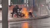 Edirne'de motokurye yanan motorunu elleriyle kurtarmaya çalıştı