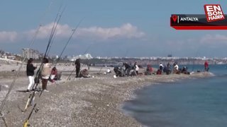 Antalya'da kaçak balık için sahillere akın ettiler