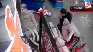 Fatih'teki iç giyim mağazasının mankenlerine saldırı
