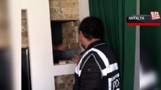 Antalya'da farklı suçlardan aranan hükümlü, duvardaki gizli bölmede yakalandı