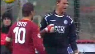 Totti kaleciyi yumrukladı