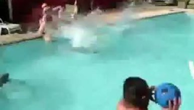 Bir Atladı Havuzun içine Etti