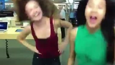 Markette çılgınca dans eden kızlar