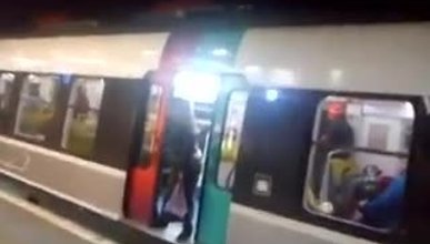 Metroyu bekleten kadını dışarı atmak