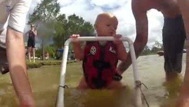 Su Kayağı yapan bebek