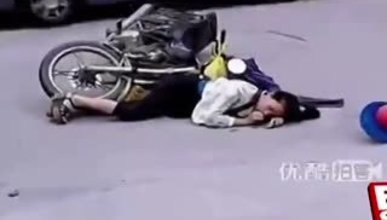 Çin'de yolda yaralı olarak yatan kadına umursamazlık