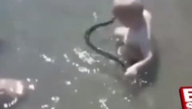 Bebeğin su yılanı ile oyunu