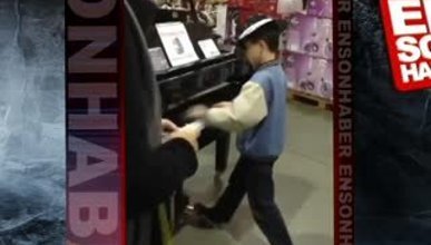 Küçük çocuktan piyano resitali 