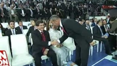 Sare Davutoğlu'nun tokalaşma görüntüleri