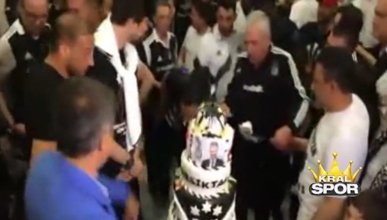 Havalimanında şampiyonluk pastası kesildi