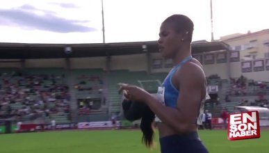 Uzun atlamada peruğu düşen Nijeryalı atlet 
