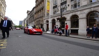 Ferrariler Birmingham sokaklarında şov yaptı