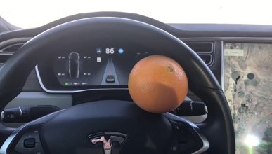 Tesla’nın otomatik pilotunu portakalla kandıran adam