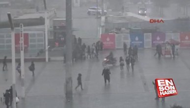 Taksim'de kar yağışı