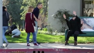 İllüzyonistin kafa koparma şakası korku dolu anlar yaşattı
