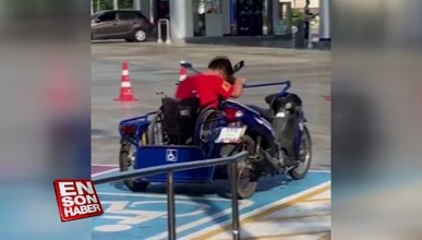 Motosikleti tekerlekli sandalyesi için modifiye eden adam