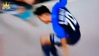 Sevinç sırasında aşağı düşen futbolcu