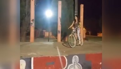 Yüzükoyun yere kapaklananan bisikletli kadın