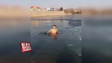 Buz kütlesinin altından yüzerek geçmeye çalışan adam