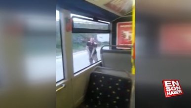 Sinirli adam hal otobüsünün camlarını parçaladı