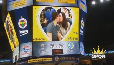 Fenerbahçe tribünlerinde 'Kiss Cam' uygulaması