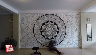 Boş duvara Mandala çizerek muhteşem bir görüntüye kavuşturan sanatçı