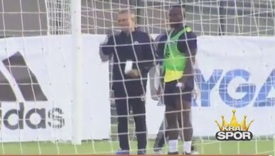Oyunculara kızan Ersun Yanal, kendini tokatladı