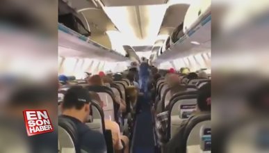 Uçaktan inerken muhteşem bir düzen içinde hareket eden yolcular