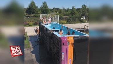 Otobüsü yan yatırarak yüzme havuzuna dönüştüren sanatçı