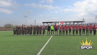 Şalvarspor kadın futbol takımı, maça şalvar ve çemberleriyle çıktı