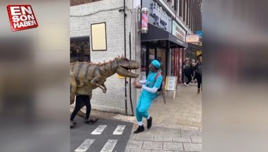 Londra sokaklarında dinozor şakası