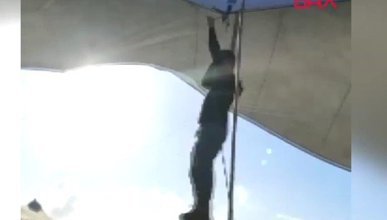 Kadıköy'de pazar çadırını uçmasın diye tuttu ama kendisi uçtu