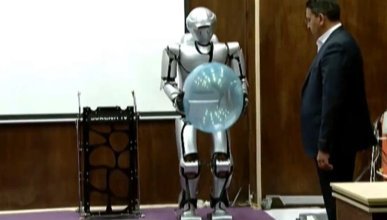 İran yeni insansı robotunu tanıttı