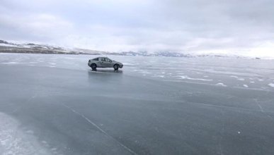 Çıldır gölü üzerinde otomobille drift yaptılar
