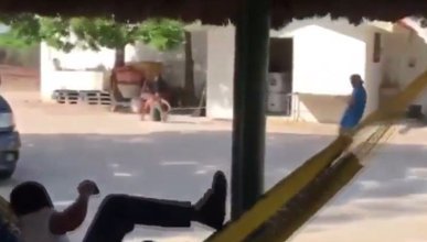 Çiftlikte kemetle adam yakalama oyunu