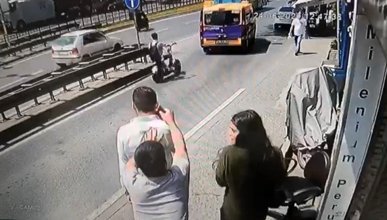 Taksim’de kulağındaki telefonu kaptırdı 