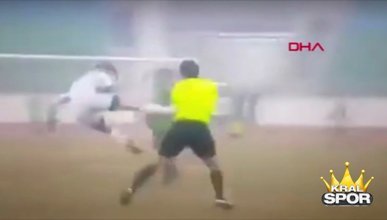 Özbekistan'da futbolcudan hakeme uçan tekme