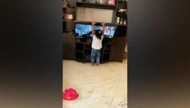 Televizyonda gördüğü hareketleri kopyalayan ufaklık