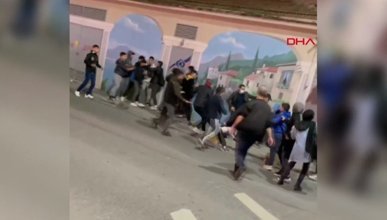 Sultangazi’de öğrenciler, sokak ortasında tekme tokat kavga etti
