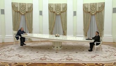 Putin - Macron görüşmesinden geriye kalan dalga konusu fotoğraf