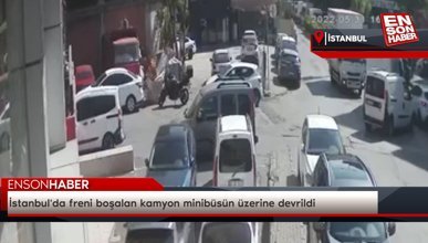 İstanbul'da freni boşalan kamyon minibüsün üzerine devrildi