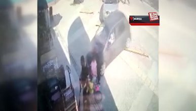 Bursa'da kontrolden çıkan otomobil marketin camına çarptı