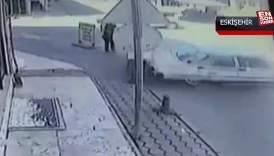 Eskişehir'de savrulan otomobil yolda yürüyen adama çarptı