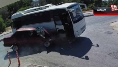 Antalya'da otomobilin midibüse çarpıp hurdaya döndüğü anlar kamerada
