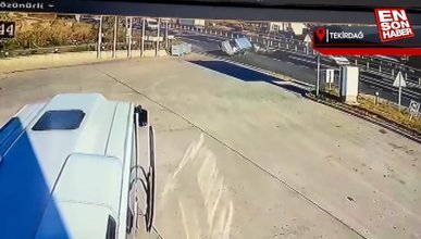 Tekirdağ'da otomobille hafif ticari aracın çarpıştığı kaza kamerada