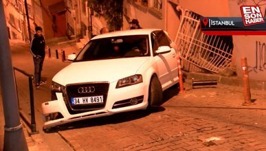 Beşiktaş'ta yokuş bitiminde kontrolden çıkan otomobil duvara çarptı