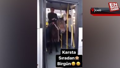 Kars’ta bir vatandaş atıyla birlikte otobüse bindi
