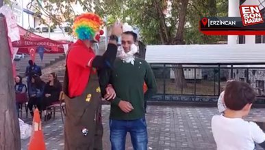Erzincan'da vatandaşlar ilk defa palyaço görünce ortaya renkli anlar çıktı