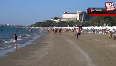 Antalya'da turistler denizin tadını çıkarıyor