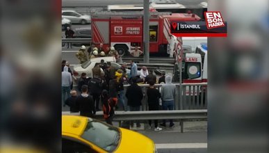 Gaziosmanpaşa'da otomobil bariyerlere çarptı